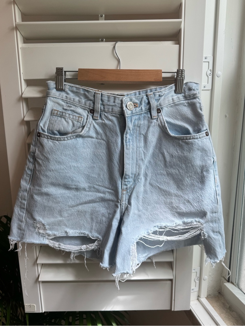 Zara High-rise Light Denim Distressed Shorts US 4